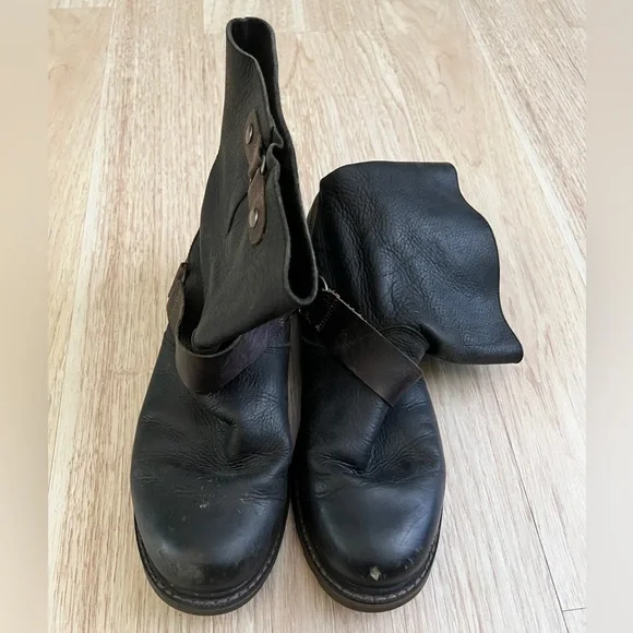 Sorel Black Leather Pull-On Boots with Brown Strap Accent - Picture 2 of 6